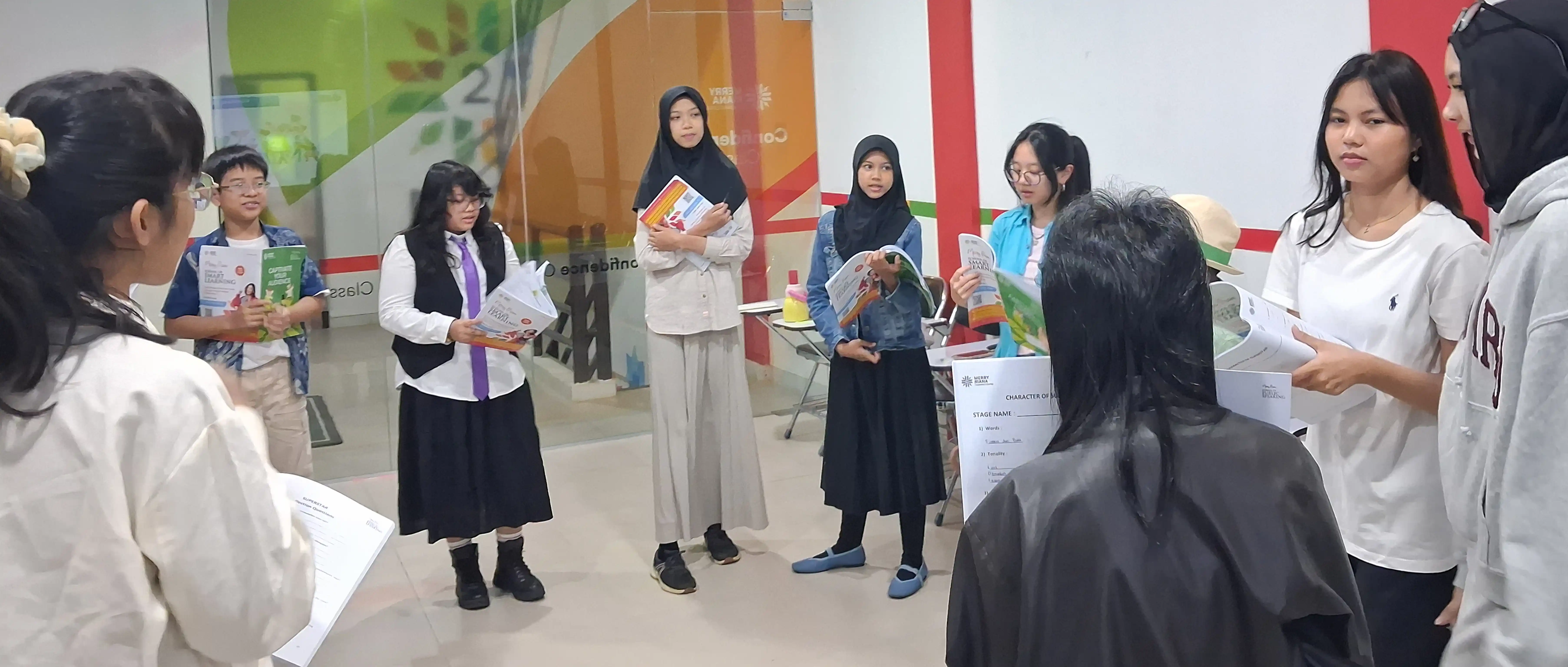 Peserta kelas public speaking berlatih bersama dalam lingkaran